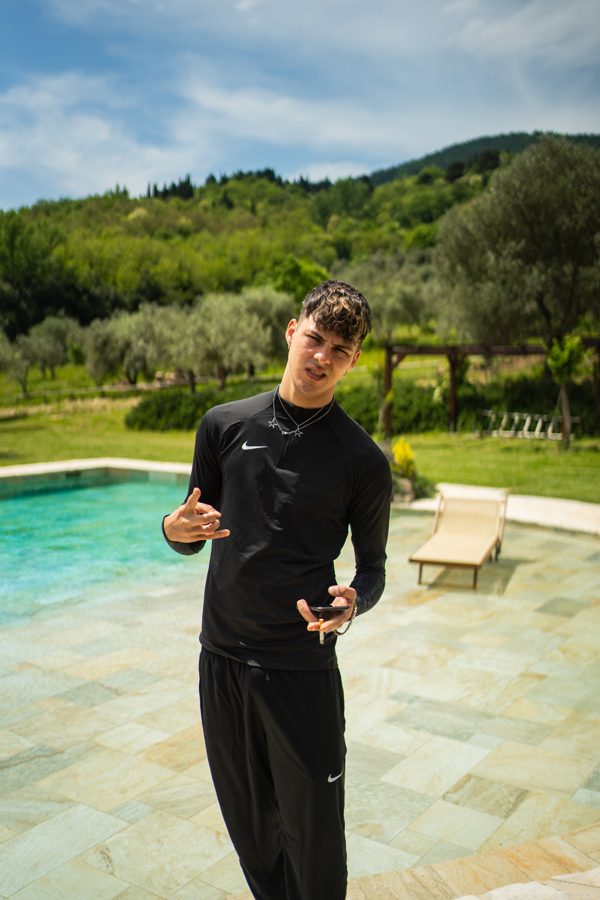 Ritratto all’aperto accanto alla piscina
