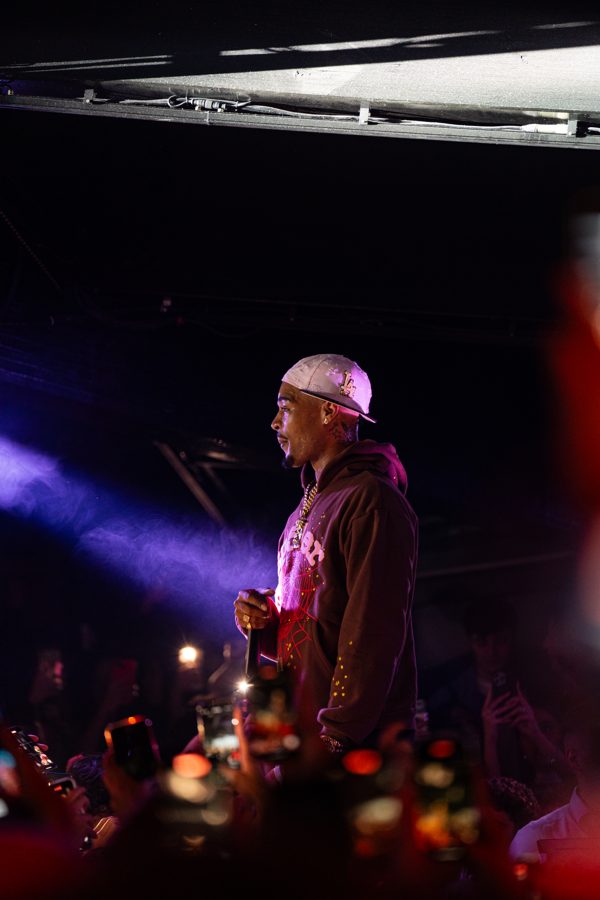 Artista sul palco tra il pubblico