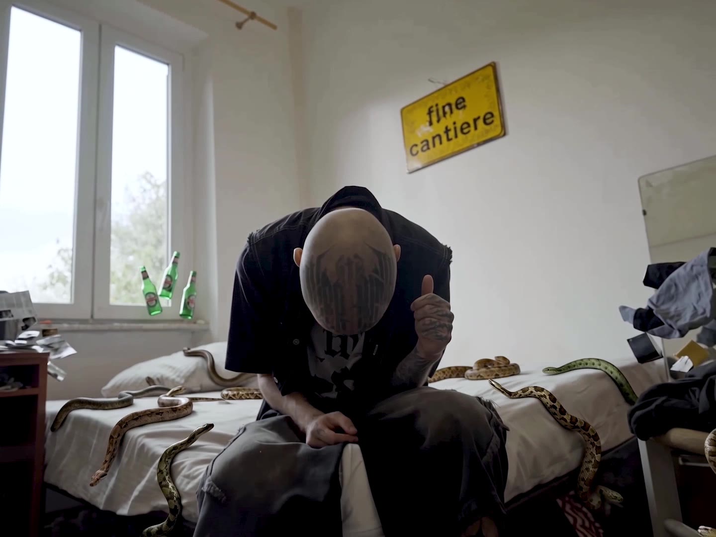 Un fotogramma dal montaggio dei lavori di Andrea Voi